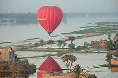 Luxor : Flying on Hot Air Balloon for Sunrise — photo 1