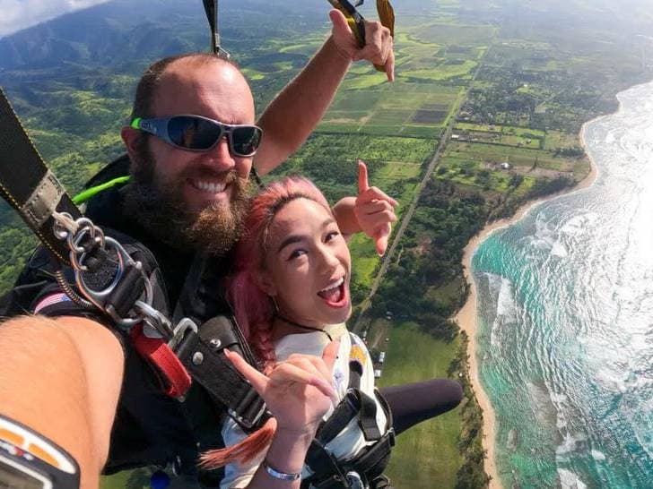 Oahu Tandem Skydiv Jumping