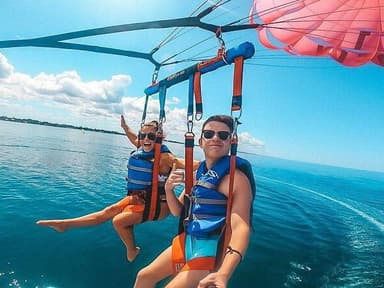 Parasail Over the Beautiful Waters of Siesta Key Florida — photo 1