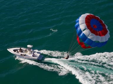 Parasailing at Smathers Beach in Key West — photo 3