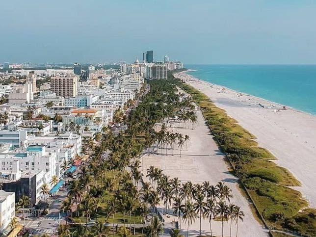 Miami: Romantic Private Airplane Tour with Champagne