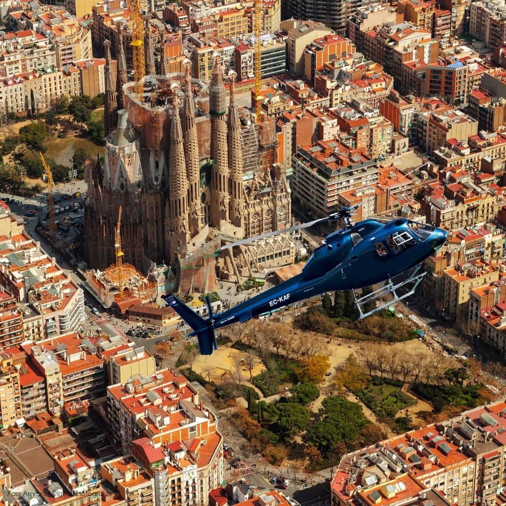 360º Barcelona Gaudí Helicopter Tour: Sagrada Familia and Park Güell